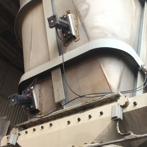 Pneumatic Piston Vibrator on Coal Chute Pneumatic Piston Vibrator on Coal Chute